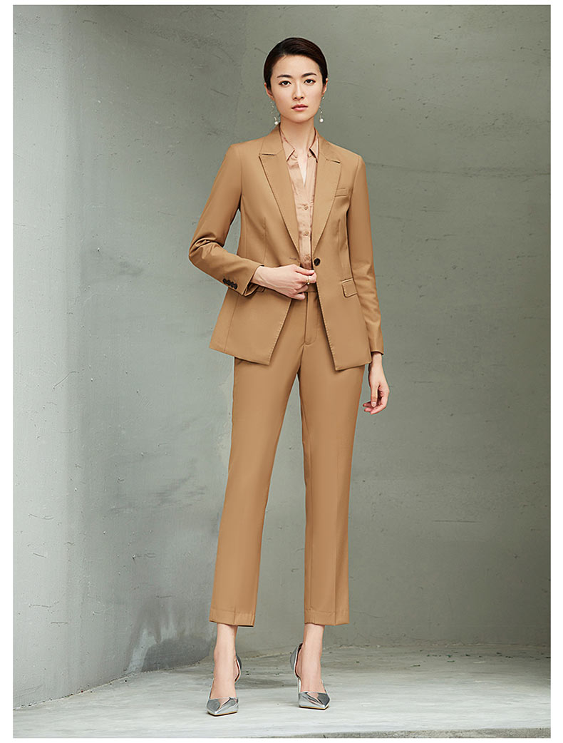 女士卡其色職業西裝定做款式模特展示圖2